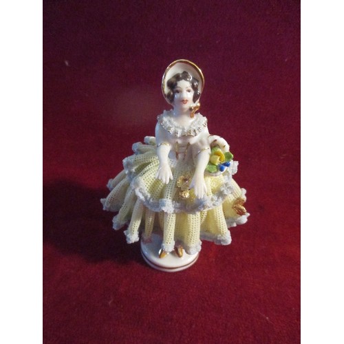 8 - A FINE CIRCA 1960'S DRESDEN PORCELAIN FIGURE OF A CRINOLINE LADY. THE 