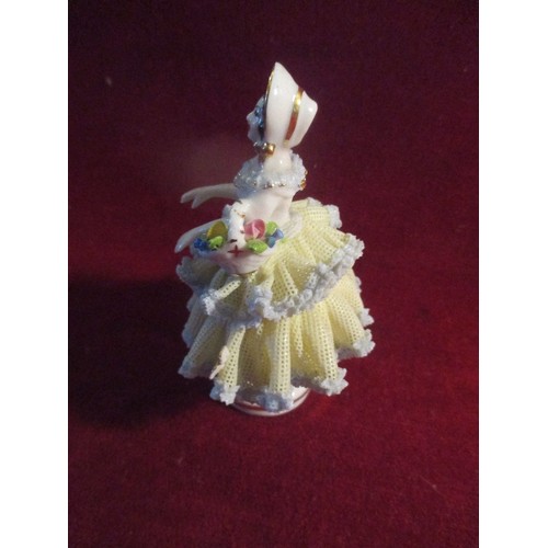 8 - A FINE CIRCA 1960'S DRESDEN PORCELAIN FIGURE OF A CRINOLINE LADY. THE 