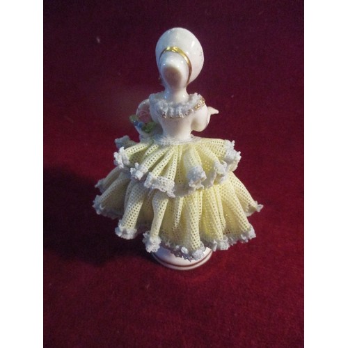 8 - A FINE CIRCA 1960'S DRESDEN PORCELAIN FIGURE OF A CRINOLINE LADY. THE 