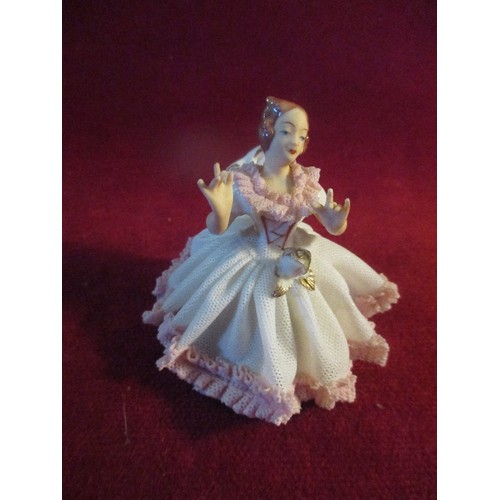 9 - A FINE CIRCA 1950'S OR 60'S  DRESDEN PORCELAIN FIGURE. 