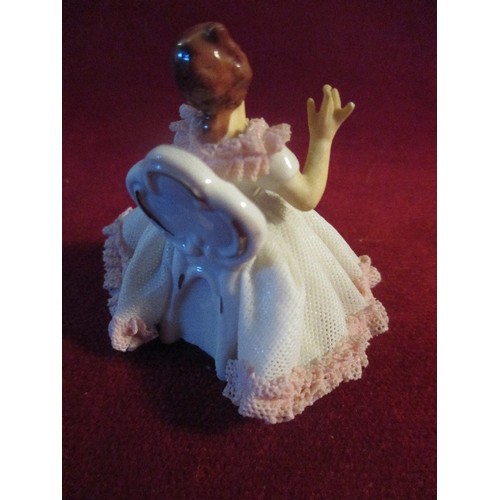 9 - A FINE CIRCA 1950'S OR 60'S  DRESDEN PORCELAIN FIGURE. 