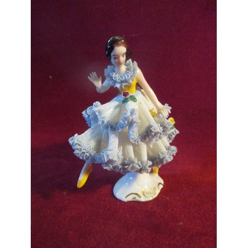 27 - A FINE CIRCA 1950'S DRESDEN PORCELAIN FIGURE OF A BALLERINA. THE 