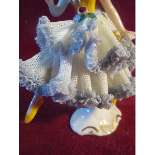 27 - A FINE CIRCA 1950'S DRESDEN PORCELAIN FIGURE OF A BALLERINA. THE 