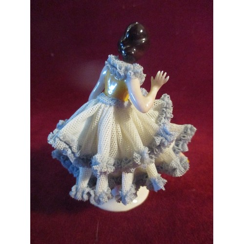 27 - A FINE CIRCA 1950'S DRESDEN PORCELAIN FIGURE OF A BALLERINA. THE 