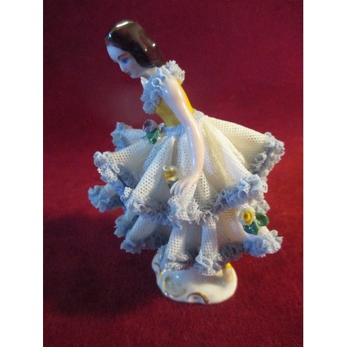 27 - A FINE CIRCA 1950'S DRESDEN PORCELAIN FIGURE OF A BALLERINA. THE 