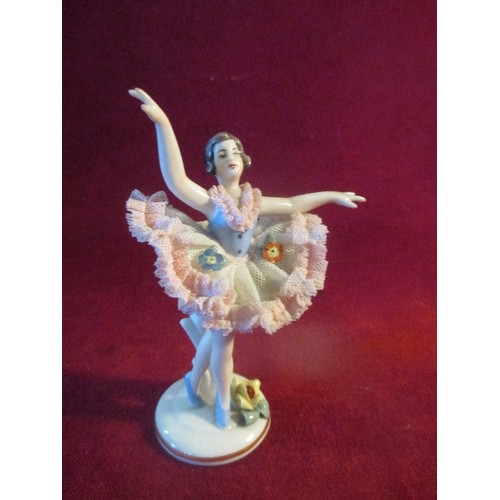 28 - A FINE CIRCA 1950'S DRESDEN PORCELAIN FIGURE OF A BALLERINA. THE 