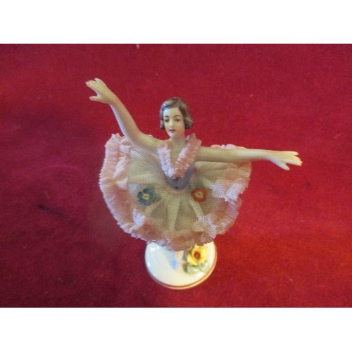 28 - A FINE CIRCA 1950'S DRESDEN PORCELAIN FIGURE OF A BALLERINA. THE 