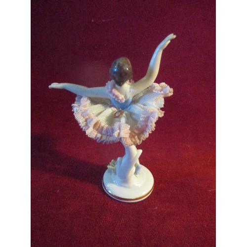 28 - A FINE CIRCA 1950'S DRESDEN PORCELAIN FIGURE OF A BALLERINA. THE 