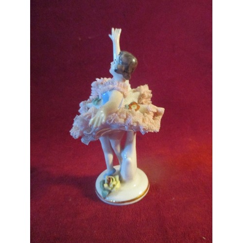 28 - A FINE CIRCA 1950'S DRESDEN PORCELAIN FIGURE OF A BALLERINA. THE 