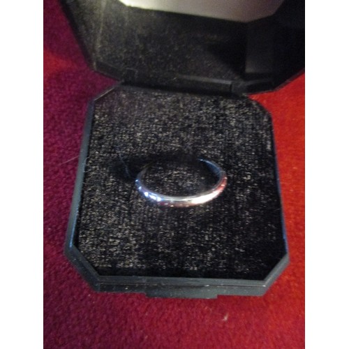 18 - A PLATINUM WEDDING BAND 2.98G SIZE L