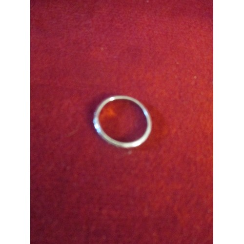 18 - A PLATINUM WEDDING BAND 2.98G SIZE L