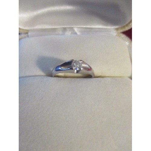 16 - A BEAUTIFUL PLATINUM AND SOLITAIRE DIAMOND RING STONE SIZE .301crt OF FINE STONE. TOTAL WEIGHT 4.45G... 