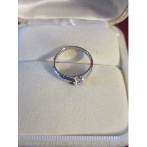 16 - A BEAUTIFUL PLATINUM AND SOLITAIRE DIAMOND RING STONE SIZE .301crt OF FINE STONE. TOTAL WEIGHT 4.45G... 