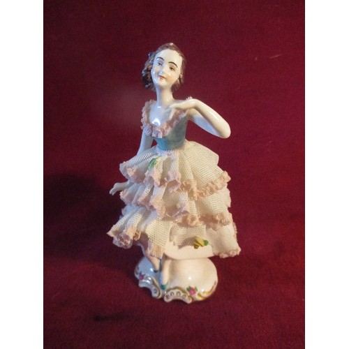 29 - A FINE CIRCA 1950'S DRESDEN PORCELAIN FIGURE OF A DANCER. THE 