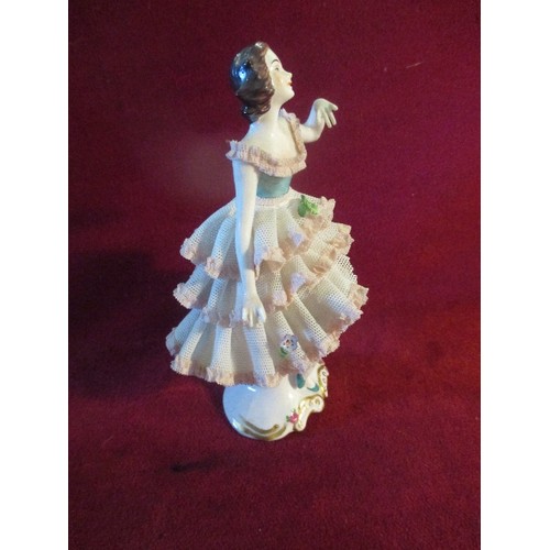 29 - A FINE CIRCA 1950'S DRESDEN PORCELAIN FIGURE OF A DANCER. THE 