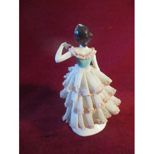 29 - A FINE CIRCA 1950'S DRESDEN PORCELAIN FIGURE OF A DANCER. THE 