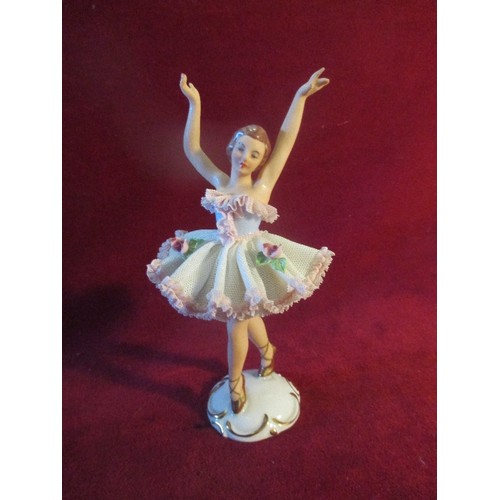 31 - A FINE CIRCA 1950'S DRESDEN PORCELAIN FIGURE OF A BALLERINA. THE 