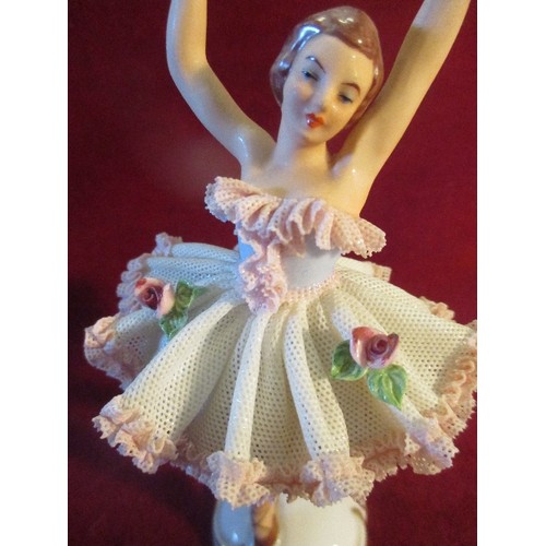 31 - A FINE CIRCA 1950'S DRESDEN PORCELAIN FIGURE OF A BALLERINA. THE 