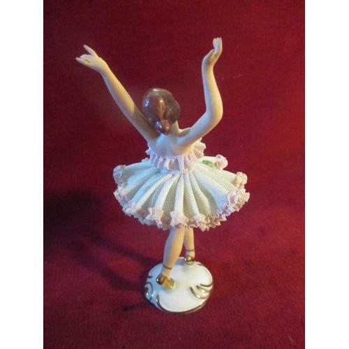 31 - A FINE CIRCA 1950'S DRESDEN PORCELAIN FIGURE OF A BALLERINA. THE 