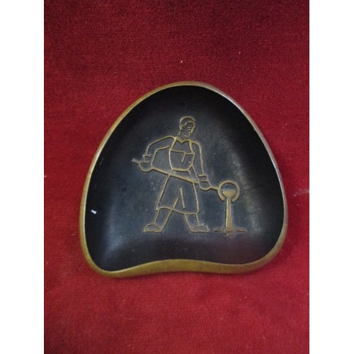 A MID CENTURY GERMAN BRONZE ASHTRAY MADE FOR THE INTERNATIONAL FOUNDRY