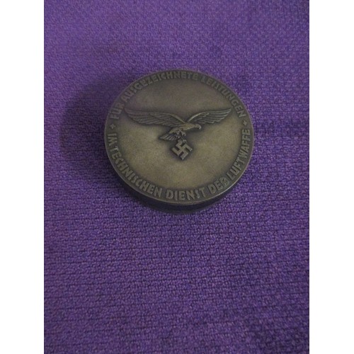 67 - GORING LUFTWAFFE SNUFF BOX. SLIGHT DAMAGE TO RIM OF LID.