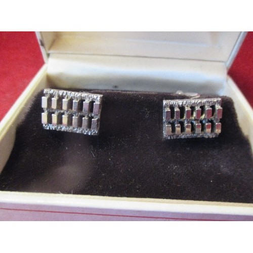 13 - PAIR OF SOLID SILVER DESIGNER CUFFLINKS 1975  LONDON BY J D S WEIGHT 14.73G