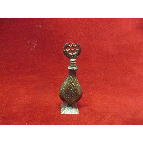 33B - A BEAUTIFUL PERSIAN BRONZE KOHL (EYE COSMETIC) FLASK WITH APPLICATOR, BELIEVED TO BE 19TH CENTURY.  ... 