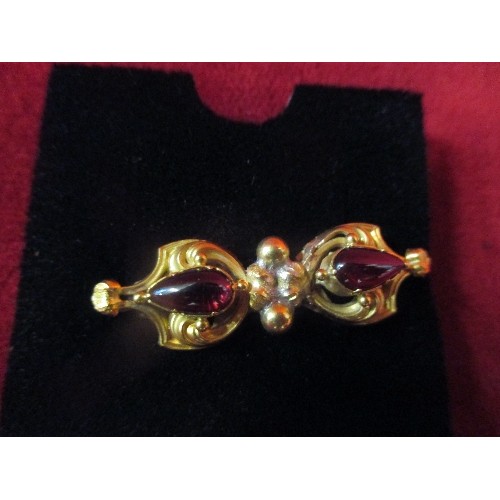 53B - A 14ct GOLD VICTORIAN BROOCH WITH TWO TEARDROP GARNETS UNMARKED GOLD TESTED 4.85G