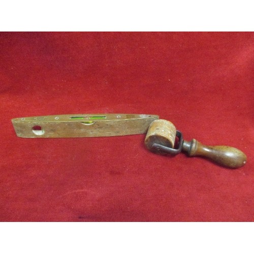 505 - A VINTAGE WOOD & BRASS SPIRIT LEVEL BY B PRESTON & SONS BIRM TOGETHER WITH AN EDWARDIAN WALLPAPER RO... 