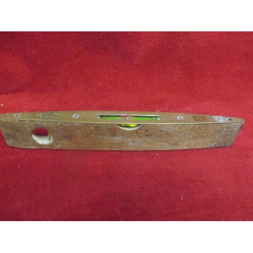 505 - A VINTAGE WOOD & BRASS SPIRIT LEVEL BY B PRESTON & SONS BIRM TOGETHER WITH AN EDWARDIAN WALLPAPER RO... 