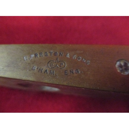 505 - A VINTAGE WOOD & BRASS SPIRIT LEVEL BY B PRESTON & SONS BIRM TOGETHER WITH AN EDWARDIAN WALLPAPER RO... 