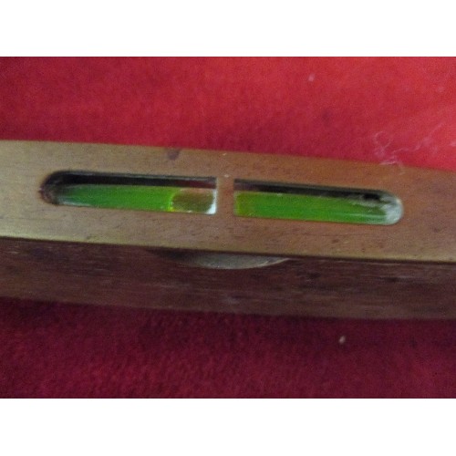 505 - A VINTAGE WOOD & BRASS SPIRIT LEVEL BY B PRESTON & SONS BIRM TOGETHER WITH AN EDWARDIAN WALLPAPER RO... 