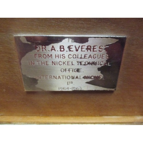 44B - A STERLING SILVER ENGINE TURNED CIGARETTE BOX - BIRM 1964 - DAVID LAWRENCE. CEDAR LINED - INTERIOR L... 