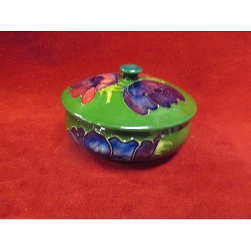 9A - A VINTAGE MOORCROFT HIBISCUS PATTERN ROUND TRINKET BOX. IMPRESSED MARKS TO BASE. CHIP TO INSIDE OF L... 