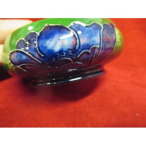 9A - A VINTAGE MOORCROFT HIBISCUS PATTERN ROUND TRINKET BOX. IMPRESSED MARKS TO BASE. CHIP TO INSIDE OF L... 