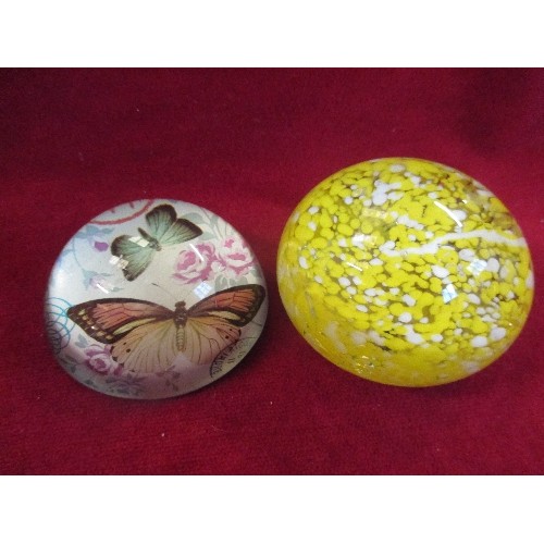 66 - 4 PAPERWEIGHTS INCLUDING AN AVONDALE GLASS SWAN, ALSO A WADE CANDLE STAND