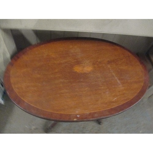 104 - A 20TH CENTURY  MAHOGANY DRINKS SIDE TABLE, THE OVAL TOP INLAID WITH A CENTRAL MEDALLION AND STRINGI... 