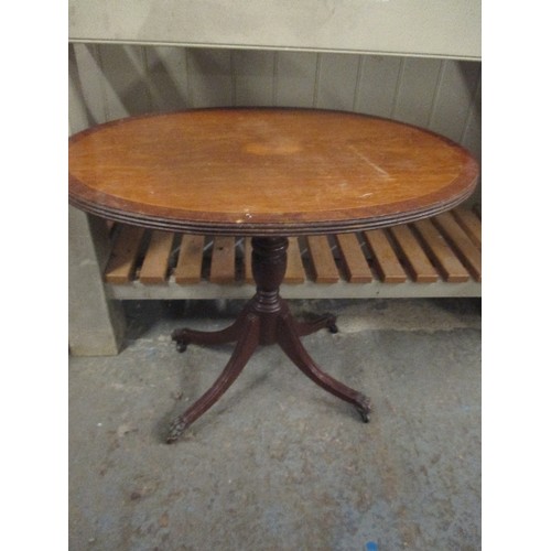 104 - A 20TH CENTURY  MAHOGANY DRINKS SIDE TABLE, THE OVAL TOP INLAID WITH A CENTRAL MEDALLION AND STRINGI... 