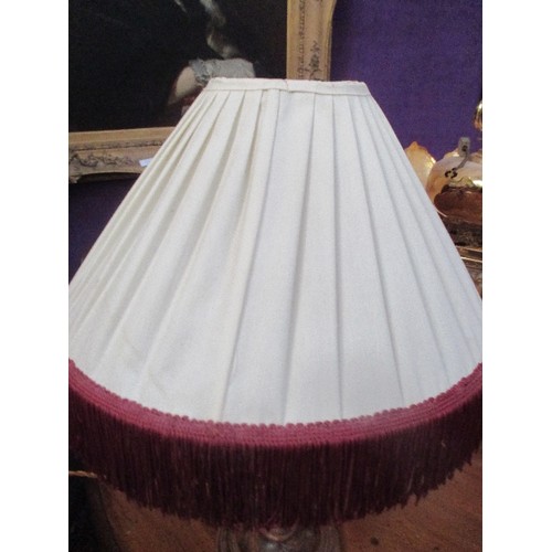 139 - AN OAK TABLE LAMP WITH BARLEY TWIST COLUMN - IVORY PLEATED SHADE WITH RED FRINGE