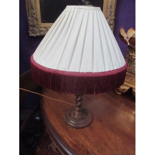 139 - AN OAK TABLE LAMP WITH BARLEY TWIST COLUMN - IVORY PLEATED SHADE WITH RED FRINGE