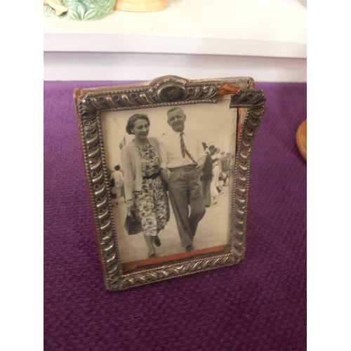 89 - SMALL VINTAGE SILVER PHOTOGRAPH FRAME. CONTAINS PHOTOGRAPH. SOME DAMAGE.