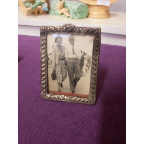 89 - SMALL VINTAGE SILVER PHOTOGRAPH FRAME. CONTAINS PHOTOGRAPH. SOME DAMAGE.