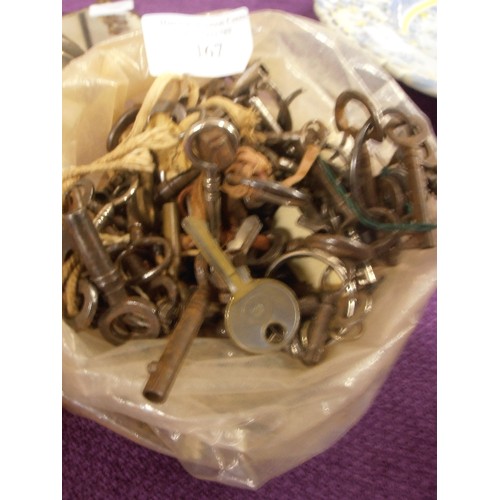 167 - VINTAGE KEYS, LARGE QUANTITY OF DOOR AND CABINET KEYS.