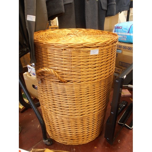 253 - LARGE WICKER LAUNDRY/LINEN BASKET. LIDDED.