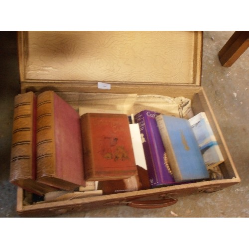 286 - A VINTAGE SUITCASE CONTAINING ANTIQUARIAN AND OTHER BOOKS. INCLUDES 