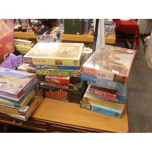 333 - LARGE QUANTITY OF JIGSAWS - SOME NEW IN SEALED PACKAGING - INC MAP OF EUROPE, LONDON STREET SCENE ET... 