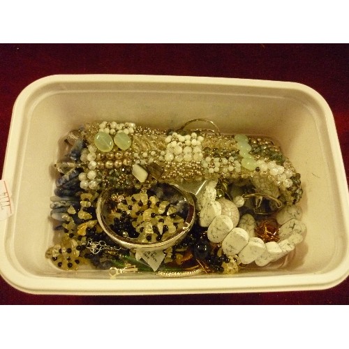 259 - TUB OF COSTUME JEWELLERY, BRACELETS, PENDANTS, EARRINGS, NECKLACES ETC