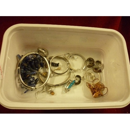 259 - TUB OF COSTUME JEWELLERY, BRACELETS, PENDANTS, EARRINGS, NECKLACES ETC