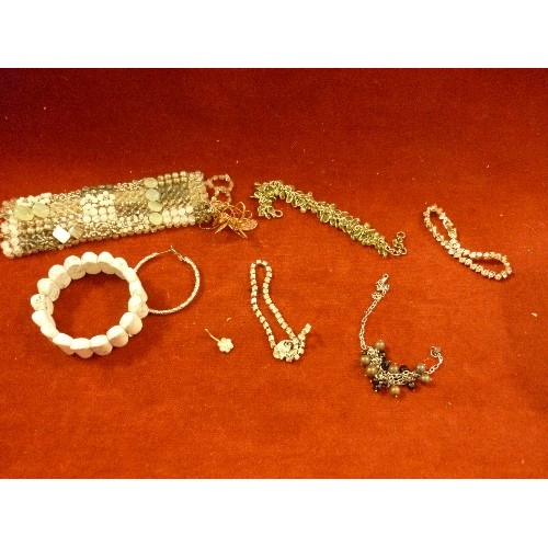 259 - TUB OF COSTUME JEWELLERY, BRACELETS, PENDANTS, EARRINGS, NECKLACES ETC