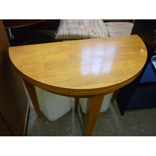 340 - A HEAVY SOLID CRESCENT SHAPED TABLE (OPENS OUT TO A ROUND TABLE) - 90CM DIA